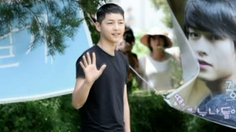 Song Joong Ki secretly eats chocolate pie in the army?