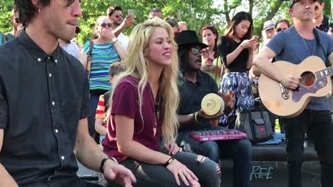 Shakira - Chantaje (Live in Washington Square Park / En Vivo en Washington Square Park)