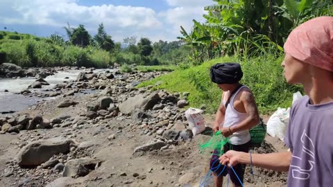 Really Steady Fishing Nets in the River Fast Current