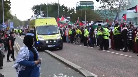 Well behaved Pro-Palestine #protestors move out of the way of ambulance.