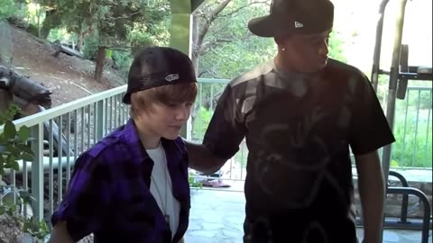 JUSTIN BIEBER OLD VIDEO OF HIM AND P.DIDDY SURFACES GETTIN COZY TOGETHER