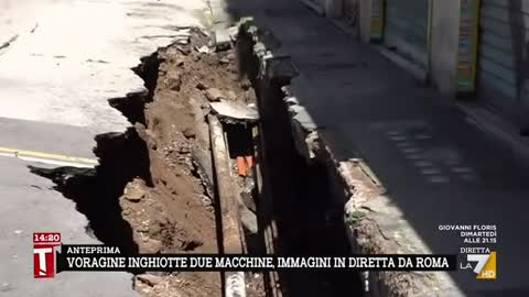 Paura a Roma,voragine inghiotte automobili le immagini in diretta (VIDEO) Ad ogni strada la sua voragine:le "Città bucate italiane".sono così le strade in Italia passando la dogana di Brogeda dal confine svizzero fino al Sud Italia giusto??