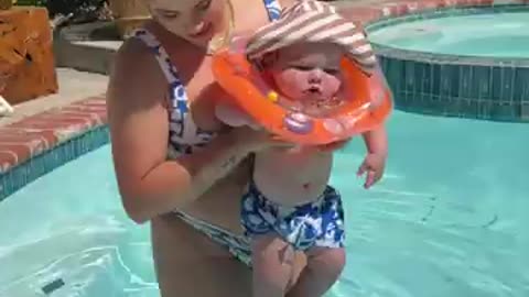 Will the baby float? 😳 Parents test if baby will float!