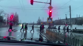 Ukrainian soldiers seen taking up position in Mariupol