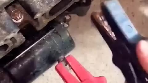 Engine cylinder piston cleaning easily