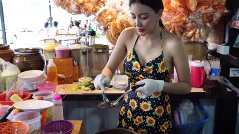 Amazing Grilled Chicken Served By Beautiful Thai Lady - Thailand Street Food