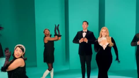 Meghan Trainor, propagandista EUA da agenda woke, lança música se gabando de virar mãe.