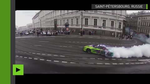 Drift impressionnant au centre de Saint-Pétersbourg