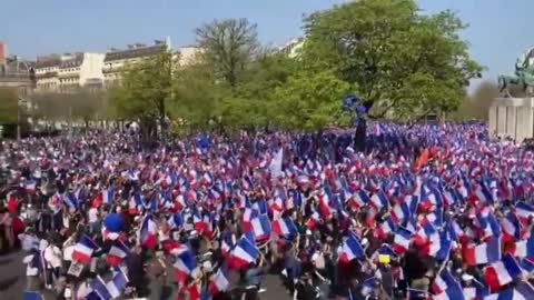 Éric Zemmour supporters turn Paris into a sea of red, white and blue.