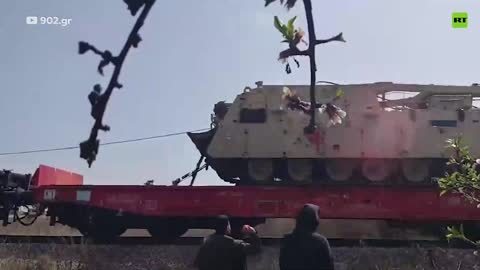 Gli attivisti greci hanno lanciato vernice rossa contro i veicoli blindati della NATO che venivano trasportati per ferrovia attraverso la regione di Evros