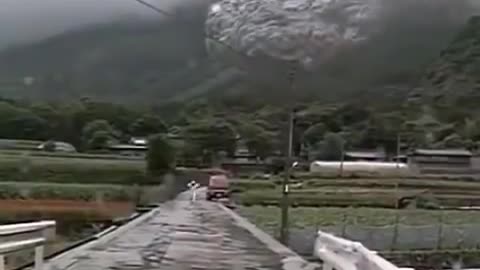 Dome collapse and Pyroclastic flow at Unzen Volcano 🌋