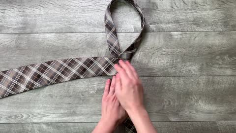 How to Tie a Tie Easy Under 60 Seconds | The Four in Hand Knot