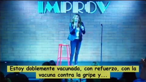 Haciendo bromas sobre su vacunación, colapsa en vivo la comediante Heather McDonald