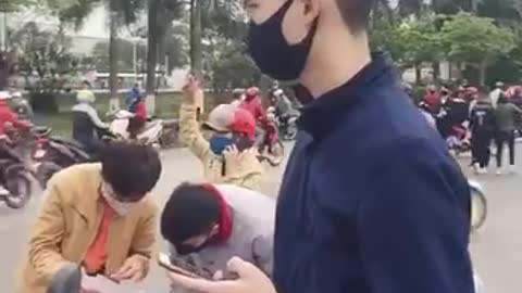 Vietnamese workers go to work hard