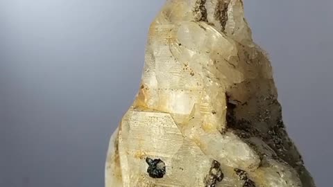 Quartz combine with tourmaline