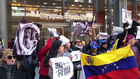 Venezolanos acusan al New York Times de falso frente a sus instalaciones