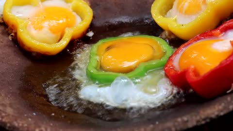 Survival skills: Chicken eggs in peppers fried on clay for food - Cooking eggs eating delicious