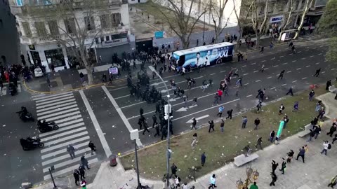 Clashes break out in Buenos Aires over pension hike block