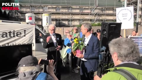 Bewegende und tiefgründige Laudatio auf Daniele Ganser bei Verleihung