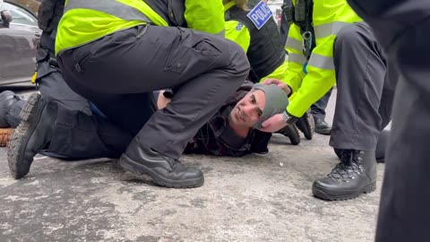 London Police Arrest Man With Anti-Hamas Sign After Mob Of Palestinian Activists Assaulted Him