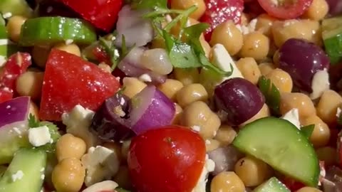 Mediterranean Chickpea Salad: Healthy, Delicious, and Easy to Make! 🥗✨