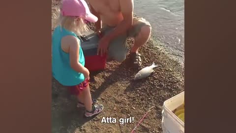 BABIES MEET FISH FOR THE FIRST TIME _ Funny Babies And Animals Videos Compilation(720P_HD)_1.mp4