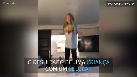 Filha "rouba" celular do pai e este é o resultado