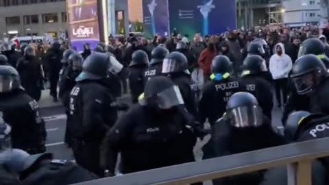 Alman polisi Berlin'de Filistin yanlısı protestocuları dövüyor.