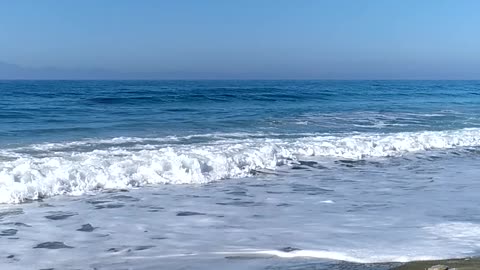 Beautiful morning on the beach 🏖️🏝️🌞 ...amazing sea waves 🌊😍