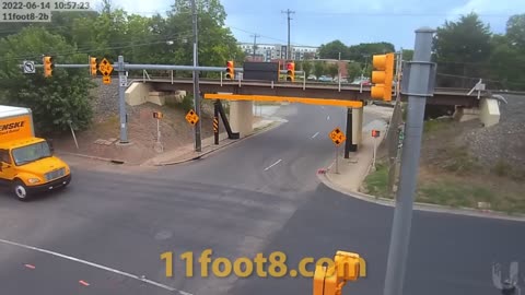 Car crash at the 8 bridge.mp4