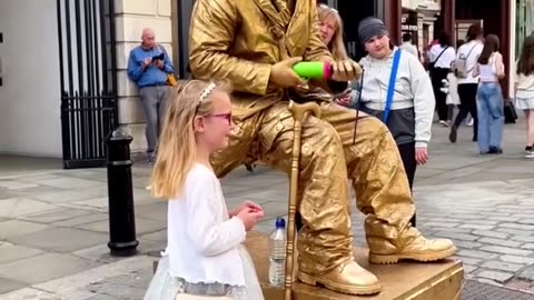 How London Levitating Goldman Statue works hard to entertain people.#livingstatue #floating #art