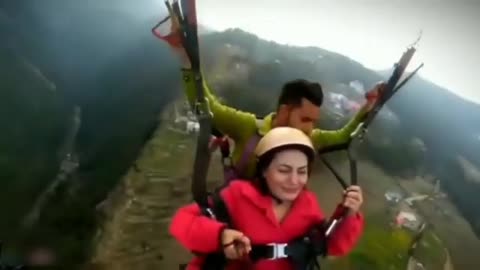 Paragliding Girl || Paragliding Video Of Girl || Land Kara Do Bhaiyya ||Screming Girl