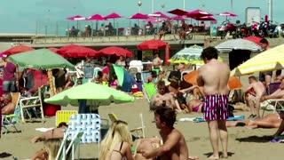 Argentines flock to beaches despite renewed COVID-19 fears