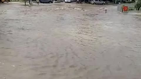 ¡Emergencia! Se rompe tuvo de agua cruda y causa inundación