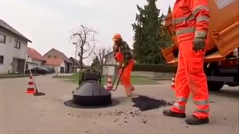 COME FANNO I TOMBINI STRADALI A LIVELLO IN GERMANIA E NEI PAESI CIVILI!!! senza parole perchè in Italia c'è la CORRUZIONE ed il MAGNA MAGNA dei soliti noti..in pitecchia i politici massoni corrotti non sanno neanche riparare una buca eh