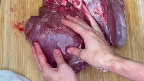 Butchering a deer hindquarter #venison #cooking #Recipe