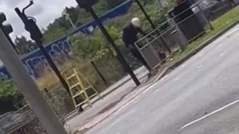 Footage of a man calmly dismantling the 5G ULEZ cameras