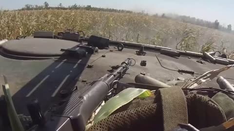 Ukrainian APC Lights Up Russian Lines with 30mm Cannon