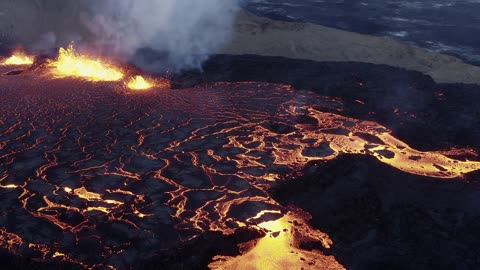 HIKE TO AN ACTIVE VOLCANO🌋 in ICELAND