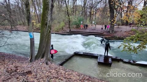 Surfistas en el Jardín Inglés de Munich . La primera vez que veo una cosa así.