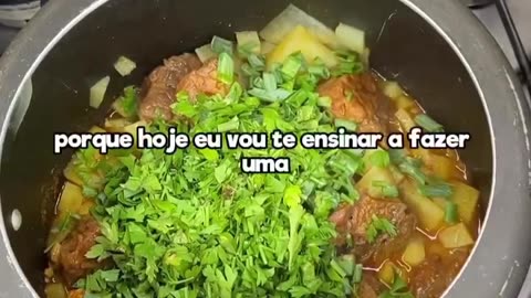 34-Carne com batata ingresa na panela de pressão