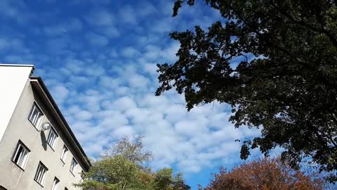 Himmel in Berlin am 26.10.2022 um 13 Uhr