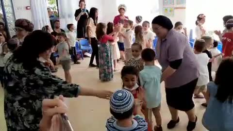 ISRAELE SI ABITUANO I BAMBINI ALLA PUNTURINA