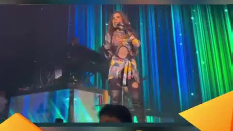 WENDY GUEVARA CHELEANDO EMOCIONADA CON ESCUPITAJOS DE GLORIA TREVI