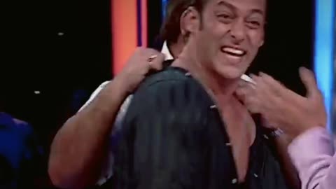 Salman Khan ने अपने show Dus ka Dum मैं 😱😱😍😍 उतारी अपनी Shirt Salman Khan goes Shirtless in #duskadum for fan contestant