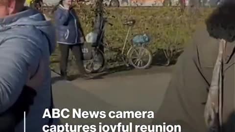 James Longman encounters special moment while interviewing activist in Kherson l ABC News