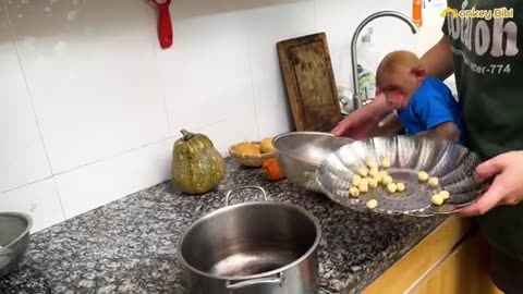 Bibi_helps_Mom_cook_simple_pumpkin_dish_but_the_baby_monkey_enjoys_it_very_deliciously