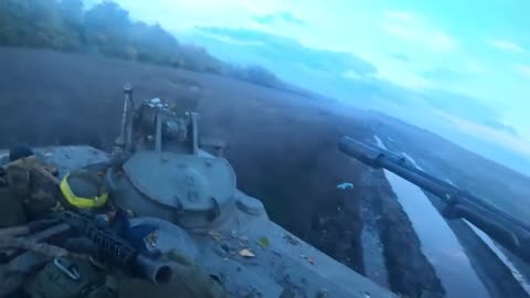 Incredible Footage of a Ukrainian APC Crew Spots Russians on the Horizon