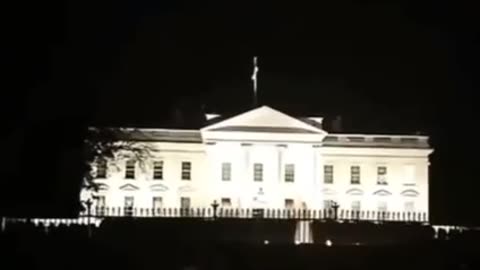 A HUGE UFO FLYING OVER THE WHITEHOUSE