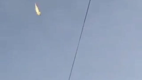 🇷🇺🇺🇦 Footage of one of the Russian rockets being shot down over the Ukrainian sky.